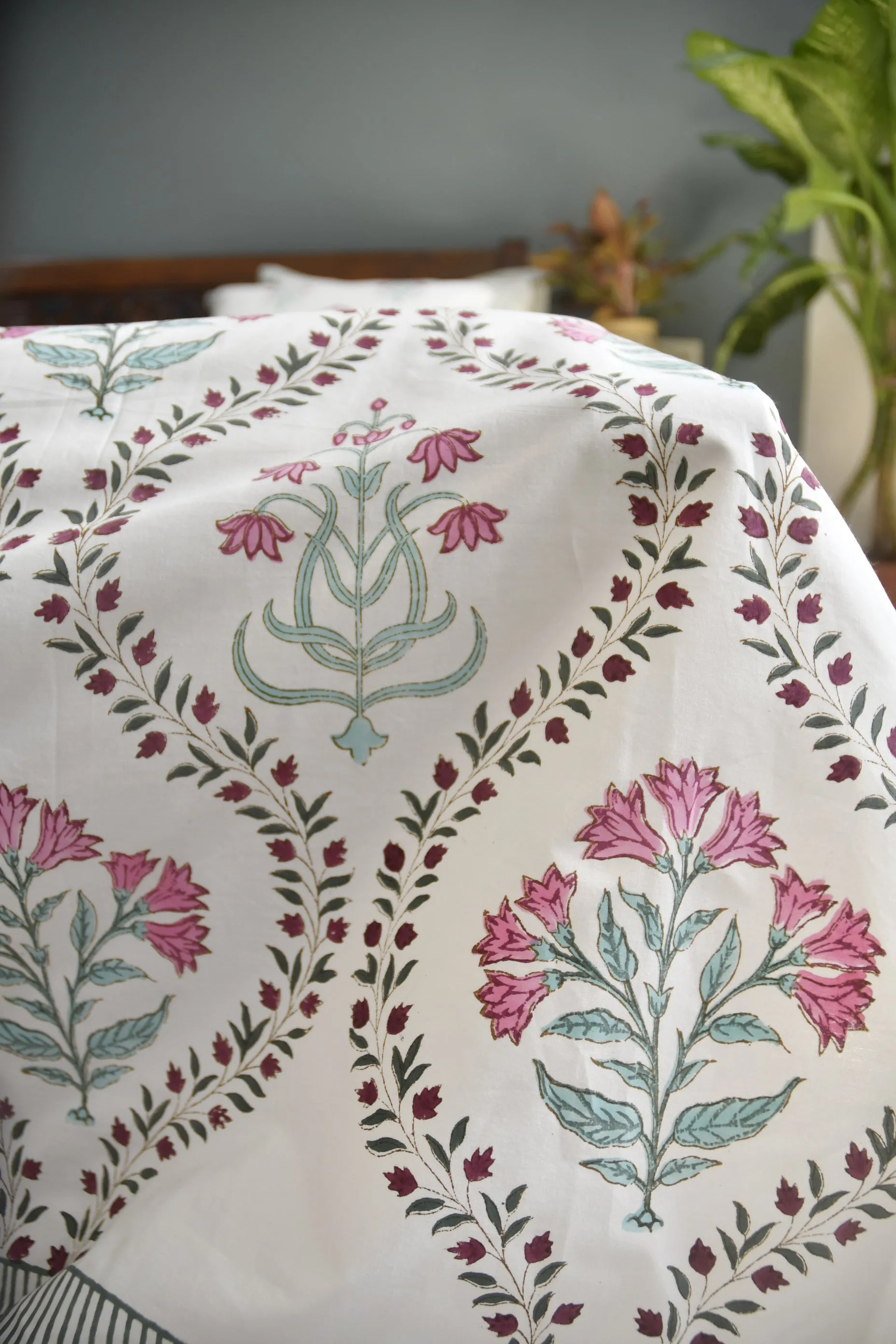 Gulaabi jaal Bedsheet - Embrace Timeless Elegance for Your Bed