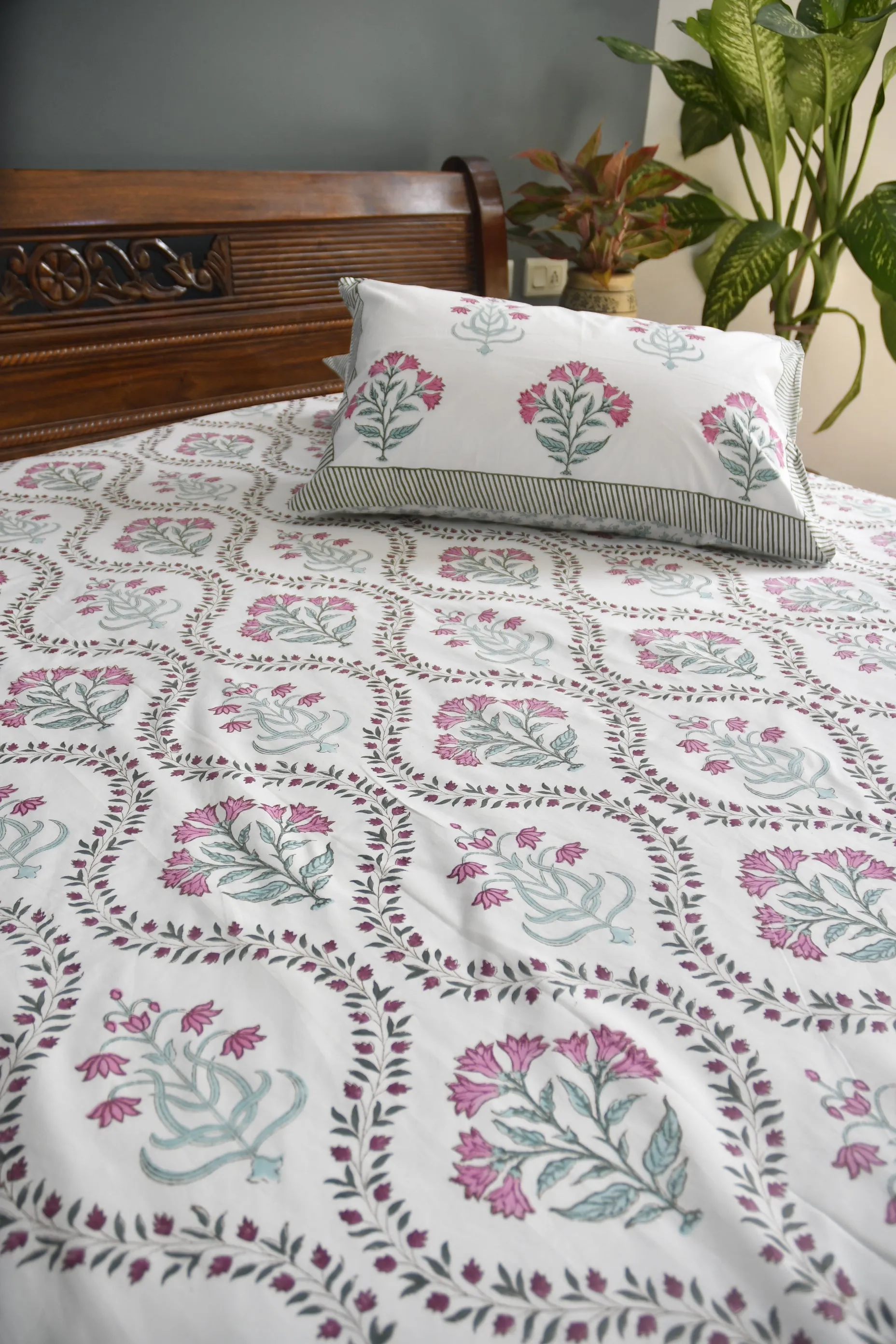 Gulaabi jaal Bedsheet - Embrace Timeless Elegance for Your Bed