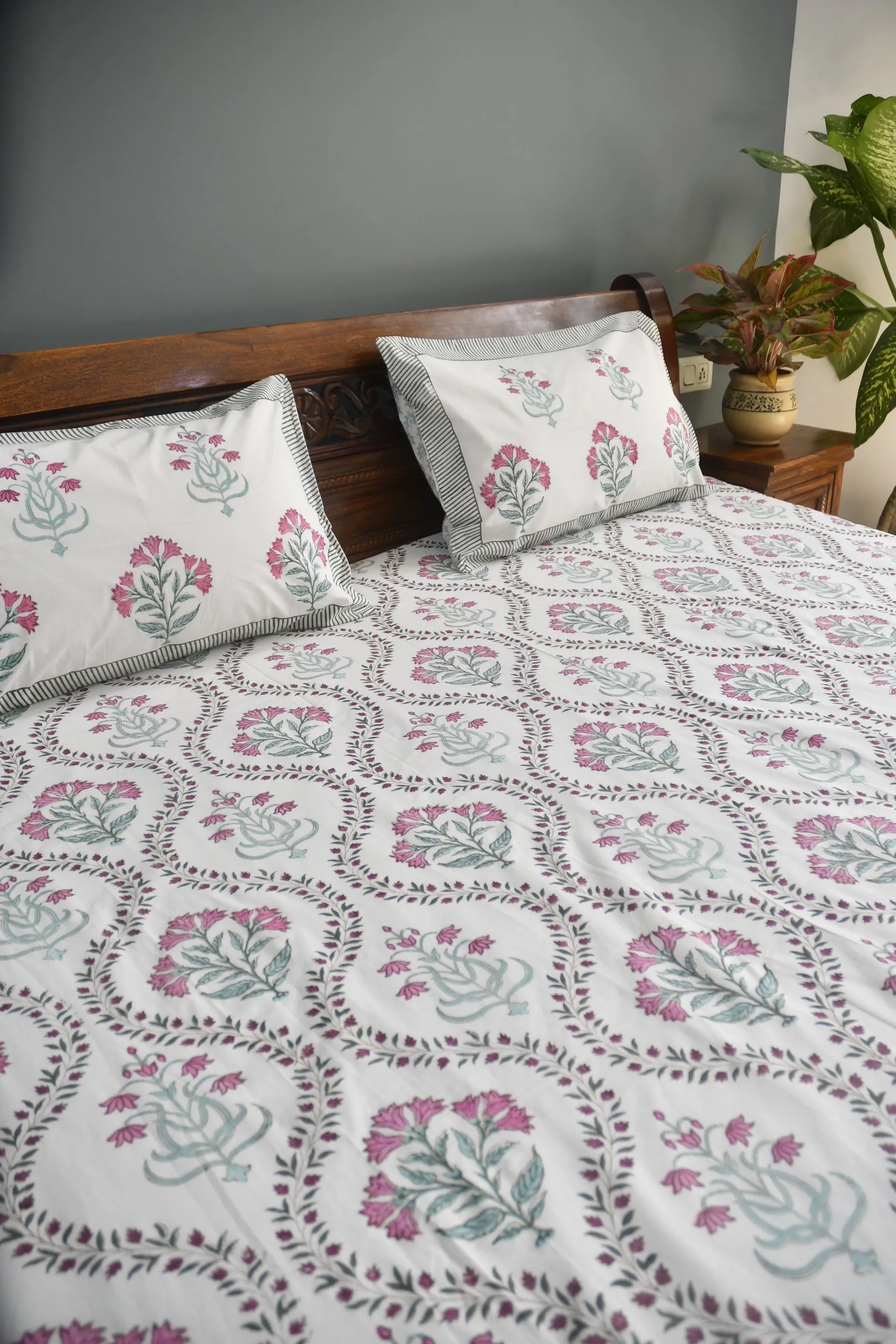 Gulaabi jaal Bedsheet - Embrace Timeless Elegance for Your Bed