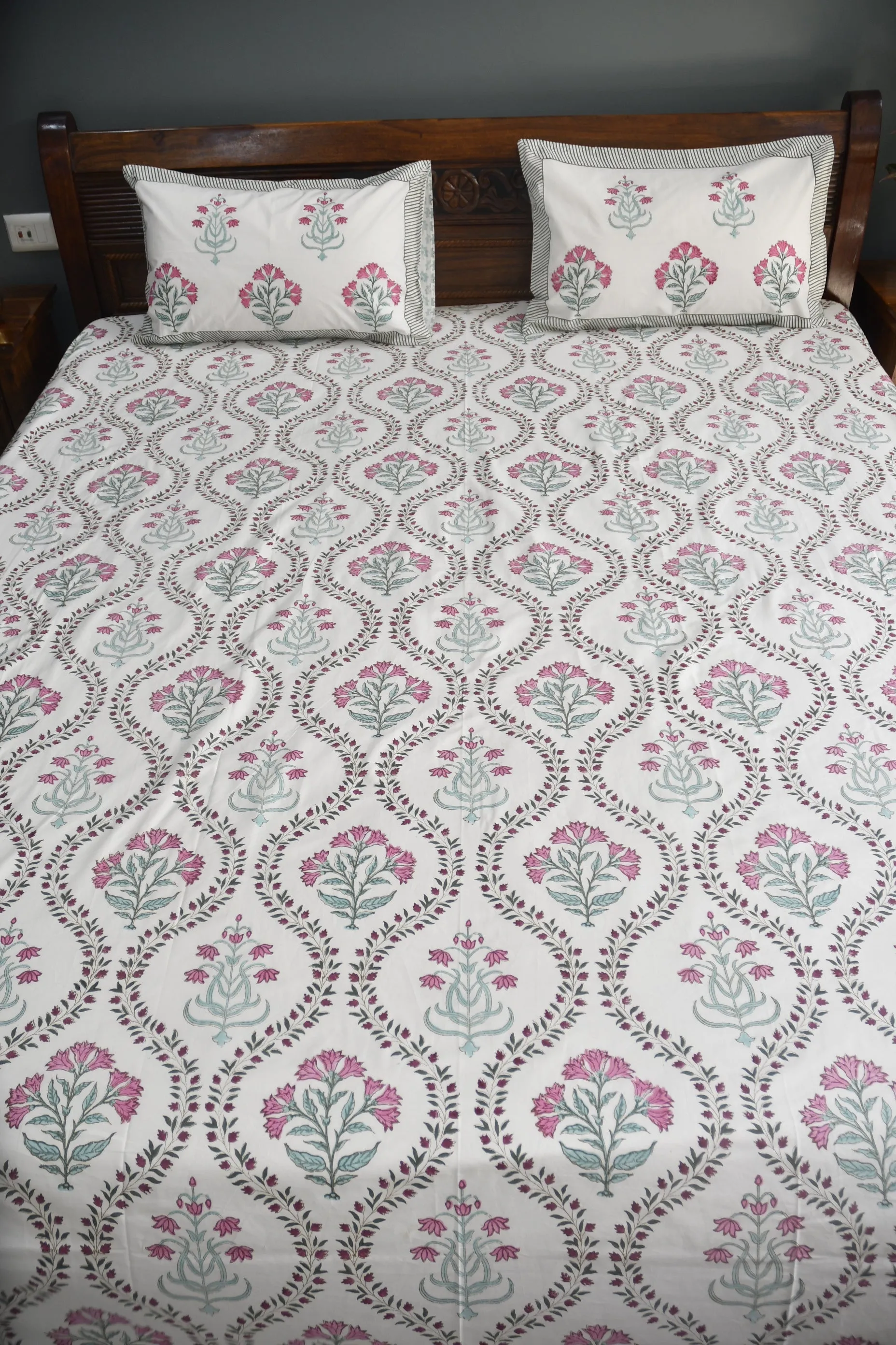 Gulaabi jaal Bedsheet - Embrace Timeless Elegance for Your Bed